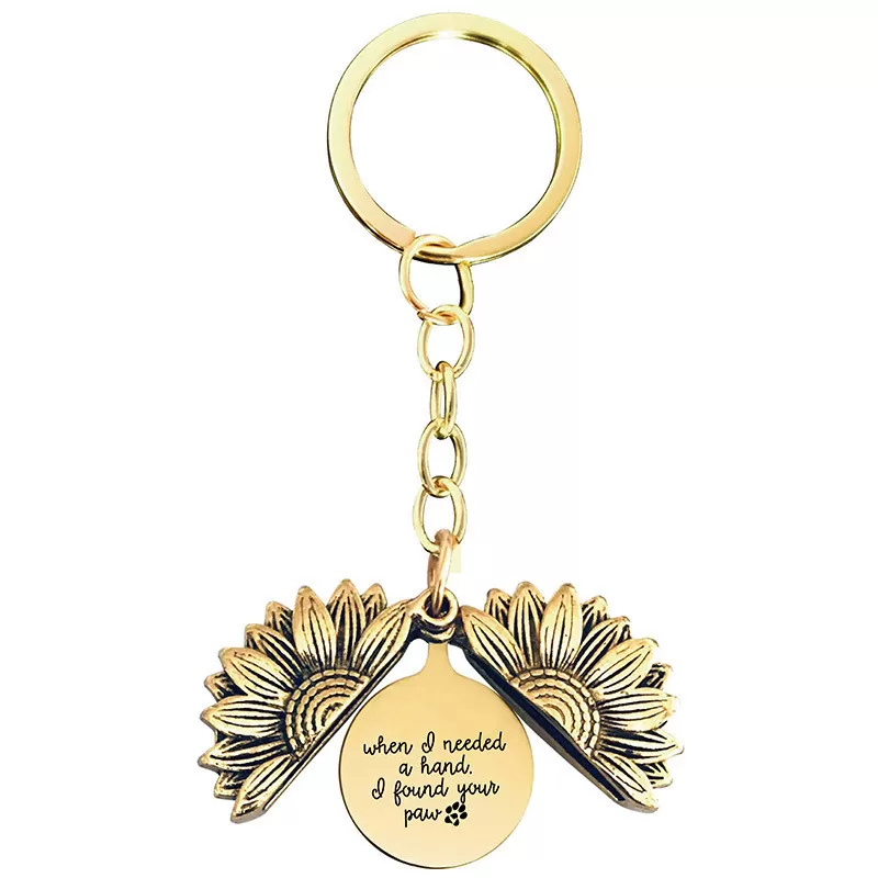 INF Gylden Solsikke Nøglering med Graveret Vedhæng i Sort Gaveæske